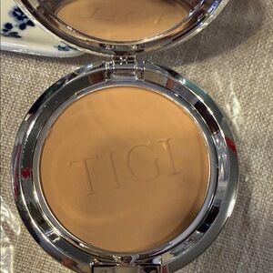TIGI Tan Compact Foundation